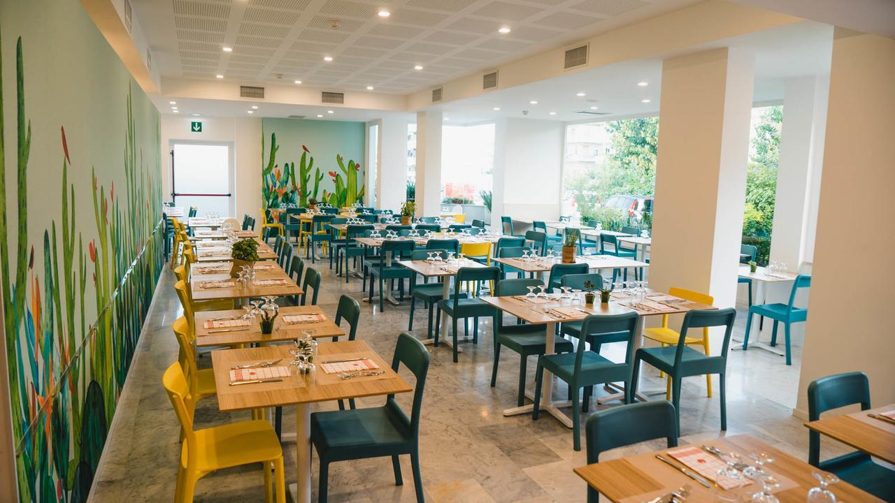 伊思佩利亚酒店 阿尔巴·阿德里亚蒂卡 外观 照片